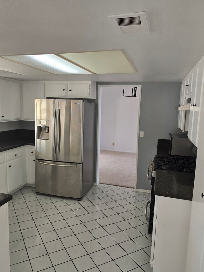 Building Photo - BEAUTIFUL 4 BEDROOM 3 BATH HOUSE. MOVE IN ...