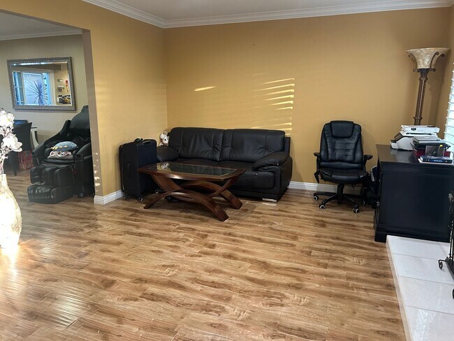 Building Photo - Spacious Home for Rent in Fountain Valley