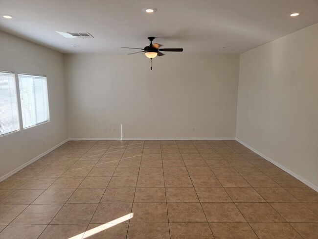 Building Photo - Spacious 5 bed 2.5 bath 2 story home with ...