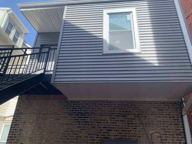 Building Photo - 2643 W Armitage Ave