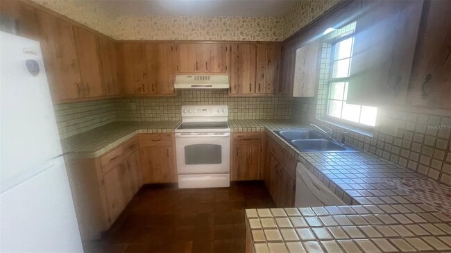 Building Photo - 2124 NE 58th St