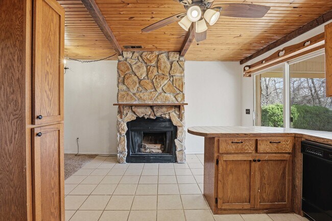 Building Photo - 1328 Hazelwood Dr