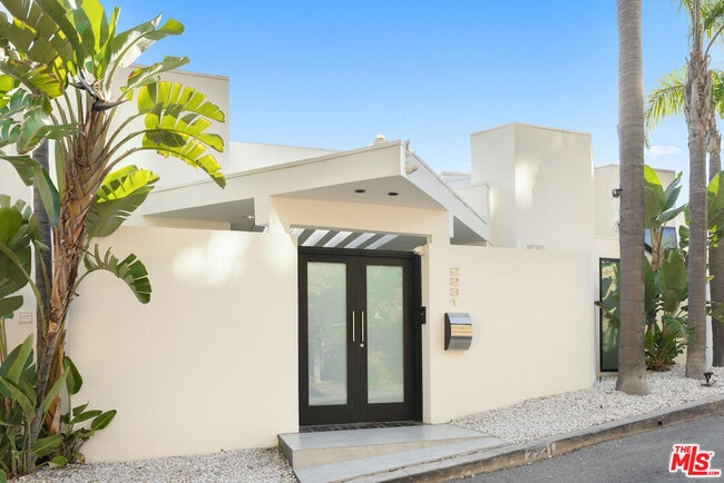 Building Photo - 2231 Sunset Plaza Dr