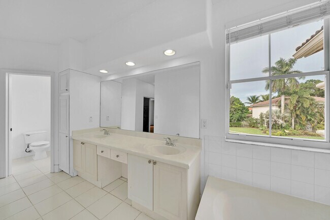 Building Photo - 5878 Bay Hill Cir