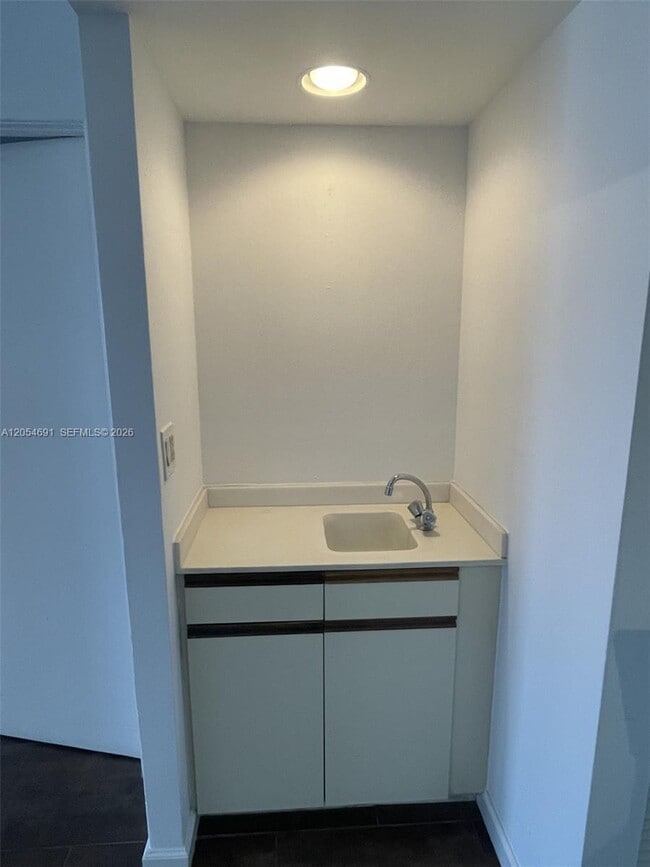 Building Photo - 520 Brickell Key Dr
