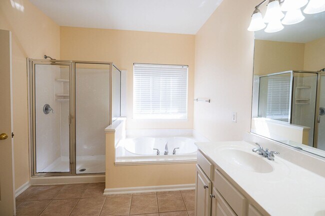 Building Photo - Stunning 6 bedroom 2.5 bathroom corner lot home in High Point with 2 car garage