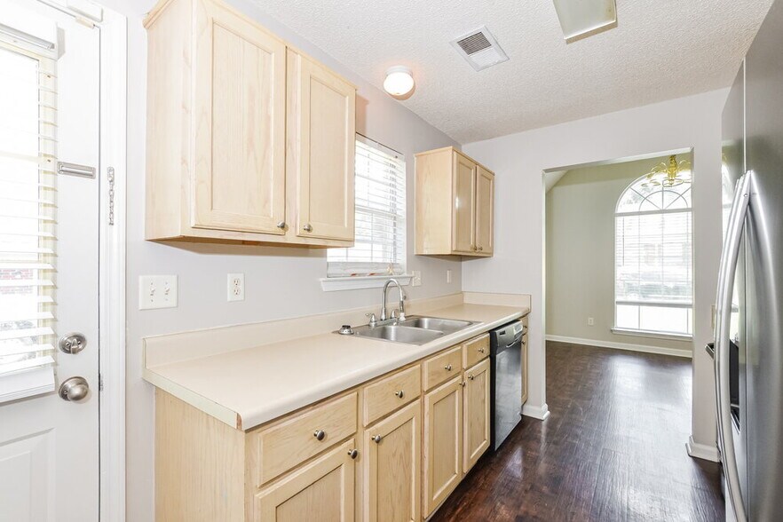 Building Photo - 200 Village Dr