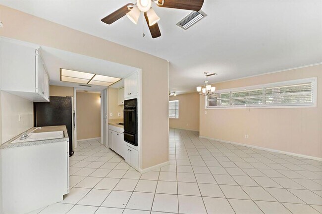 Building Photo - 5522 Ariel St