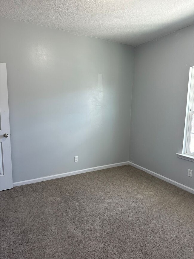 Building Photo - Tranquil South Retreat: Spacious 5-Bed Hom...
