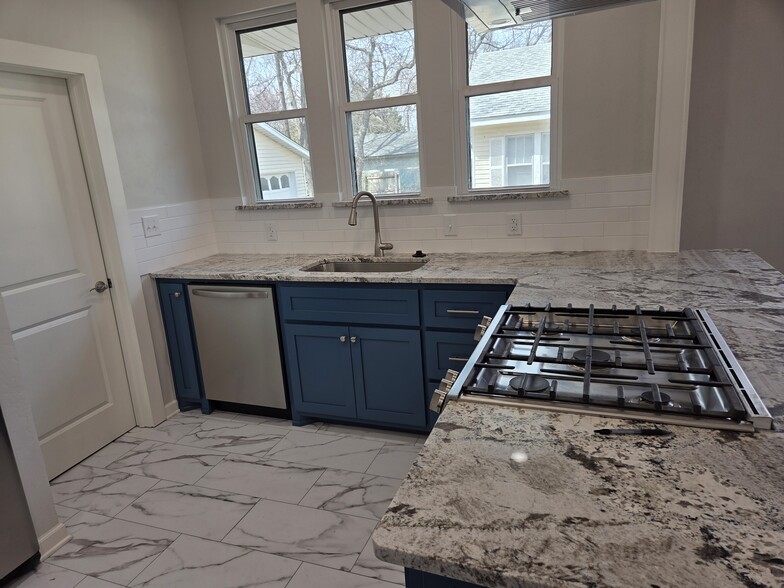 Kitchen Appliances - 458 Elm Ave