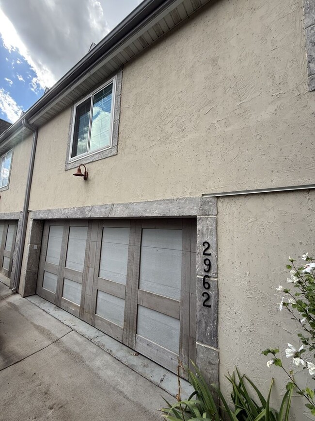 Building Photo - 2962 E Somerset Dr
