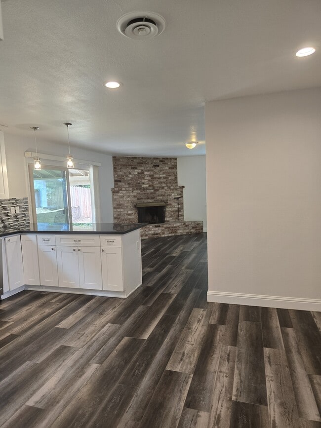 Building Photo - 7990 Glenbar Way