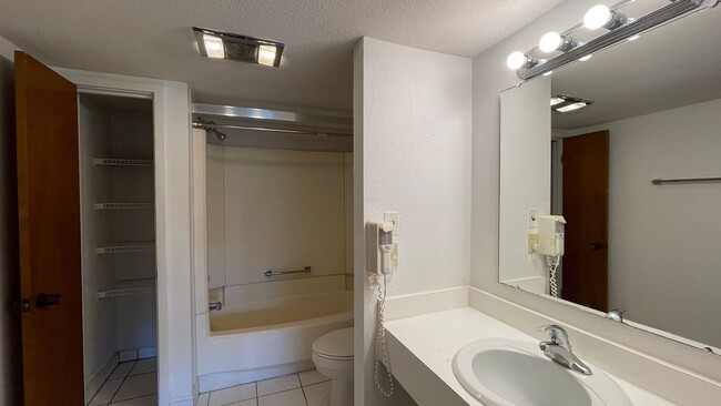 Building Photo - Priced Right!1 Bed 1 Bath Condo in Grenele...