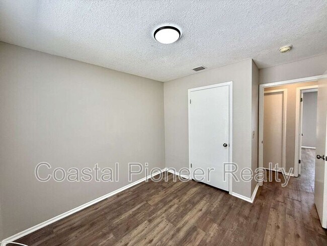 Building Photo - 1242 Coolmont Dr