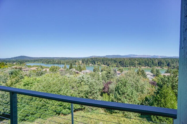 Building Photo - FOUR BEDROOM HOUSE IN LACAMAS SHORES WINTE...
