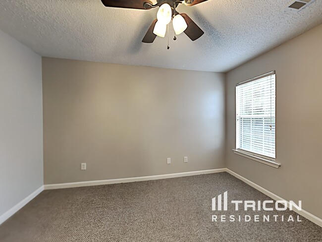Building Photo - 404 Gresham Dr