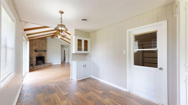 Building Photo - 302 Laurel St