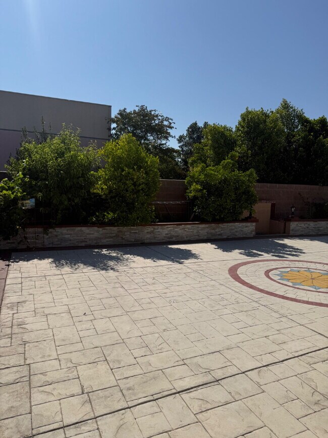 Building Photo - Charming 4 bedrooms and 2 full bathrooms L...