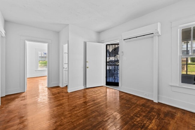 Building Photo - Spacious beautiful 5-bedroom 2 bath home