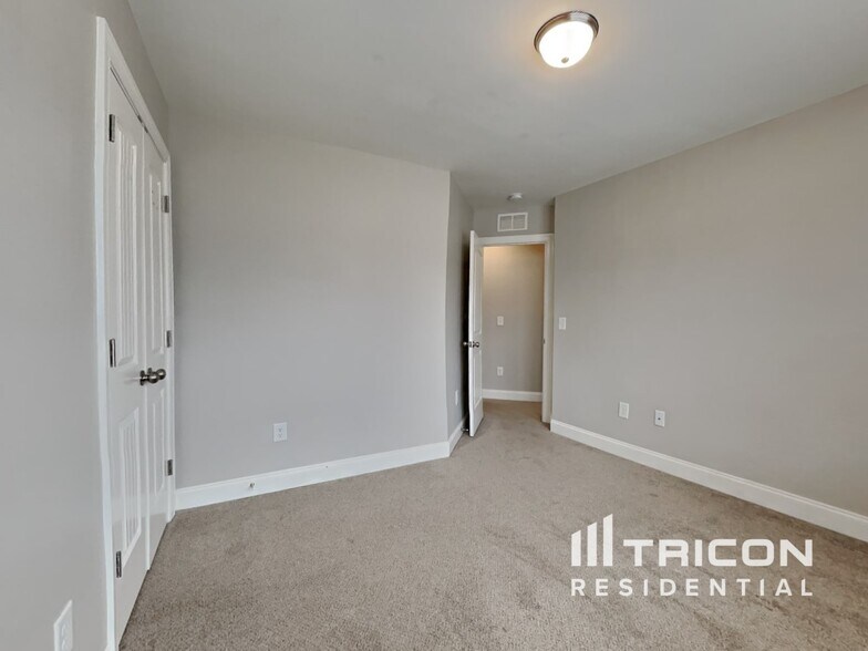 Building Photo - 629 Lakemont Dr