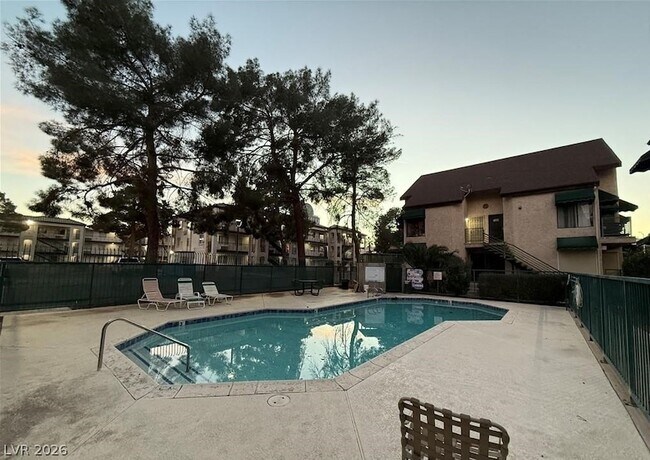 Building Photo - 460 Elm Dr