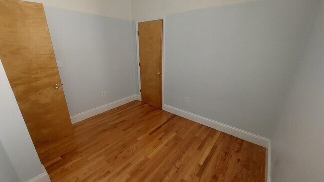 Building Photo - 76 W Cottage St