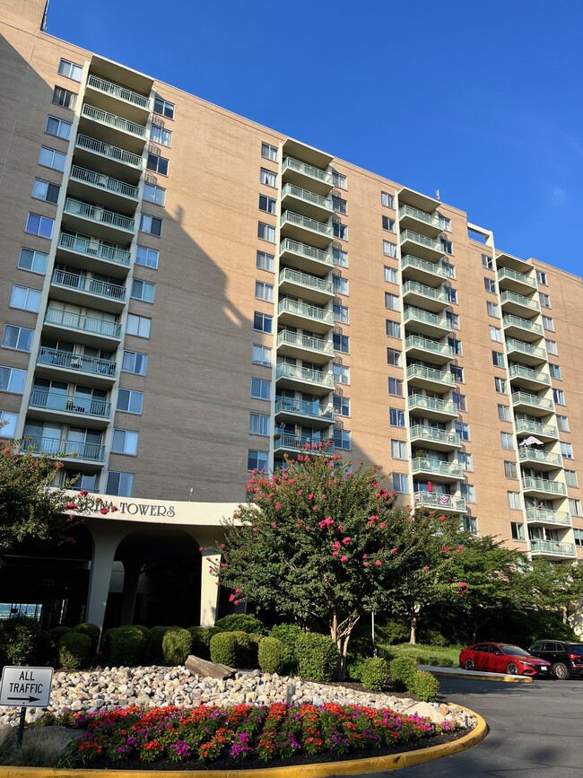 Front entry to 14 store high rise ; 10th floor unit for lease - 501 Slaters Ln