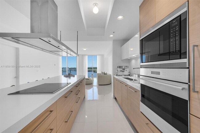 Building Photo - 17111 Biscayne Blvd