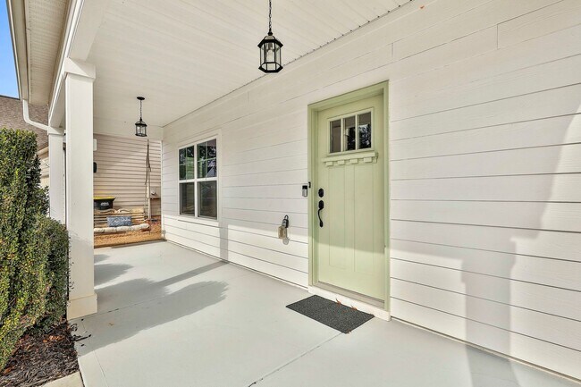 Building Photo - Spacious 5BR Home in Senoia — Golf Cart to Downtown