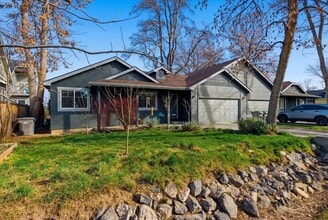 Building Photo - 3 Bedroom, 2 Bath, with 2 Car Garage Located on the Central Bench Rim