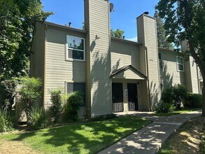 Building Photo - Updated 2 Bedroom 1.5 Bath Townhome with Pool