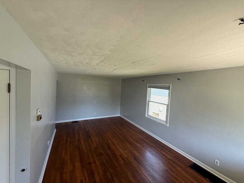 Building Photo - 475 Robinwood Ave