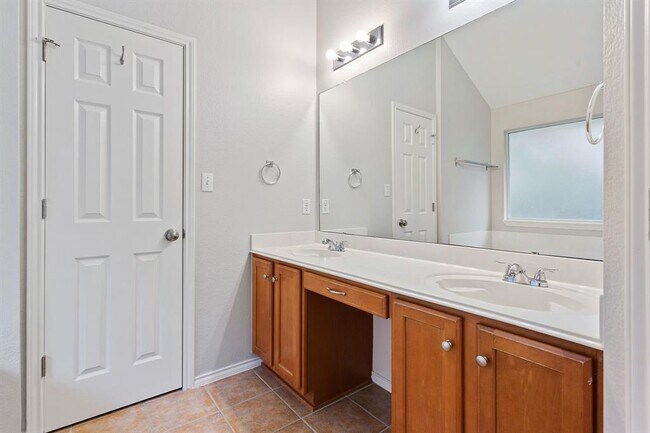 Building Photo - 1720 Briarton Ln S