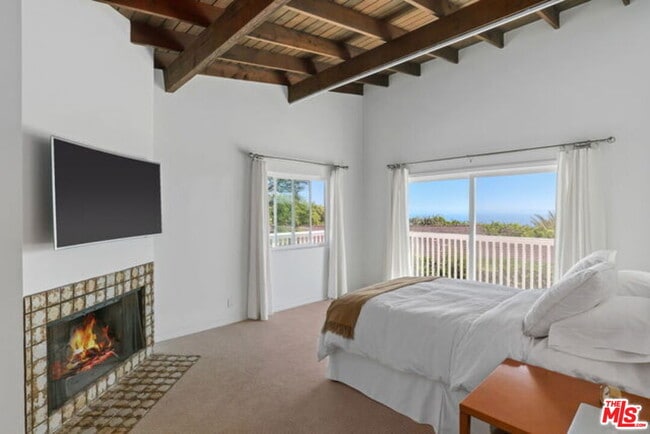 Building Photo - 1175 Las Pulgas Pl