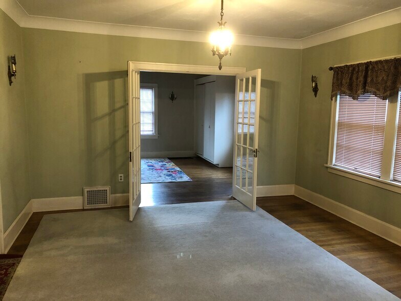 Building Photo - 207 S 16th Ave