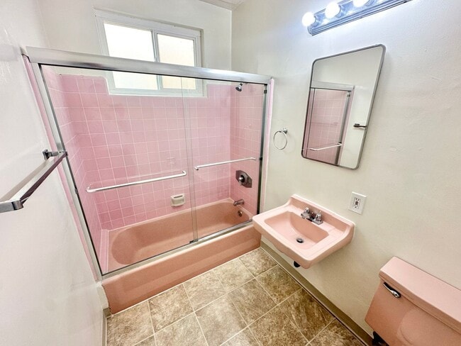 Building Photo - Sun-Filled Belmont Shore Apartment