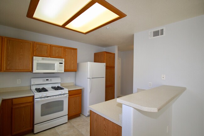 Building Photo - Beautiful 2BR / 2BA Renovated / Modern Con...