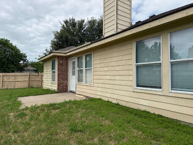 Building Photo - 1100 Alexandria Dr