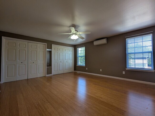 Building Photo - Spacious 3-Bedroom, 2.5-Bath Townhouse Near Churchill In Eugene!