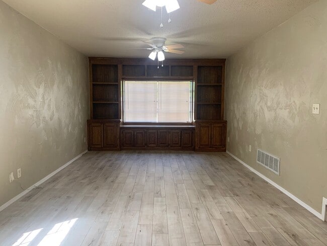Building Photo - Cozy Cottage