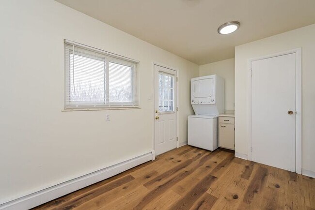Building Photo - Spacious 2-Bedroom Single-Family with Mode...