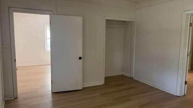 Building Photo - 3 Bedroom 1 Bathroom Renovated House with Fenced Yard