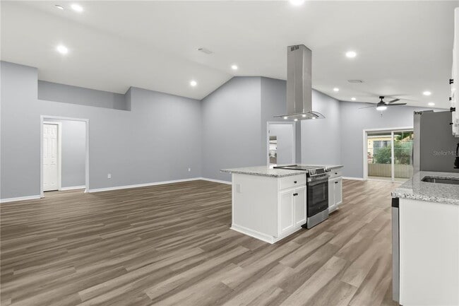 Building Photo - 460 Martigues Dr