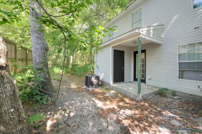 Building Photo - Gorgeous 4 BR 3 BA Town House Right By FSU and TCC!