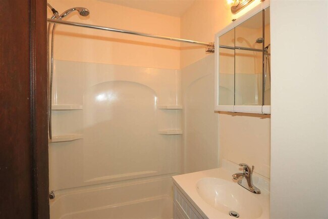 Building Photo - Sycamore Twp - Charming 2 bed 1 bath bungalow