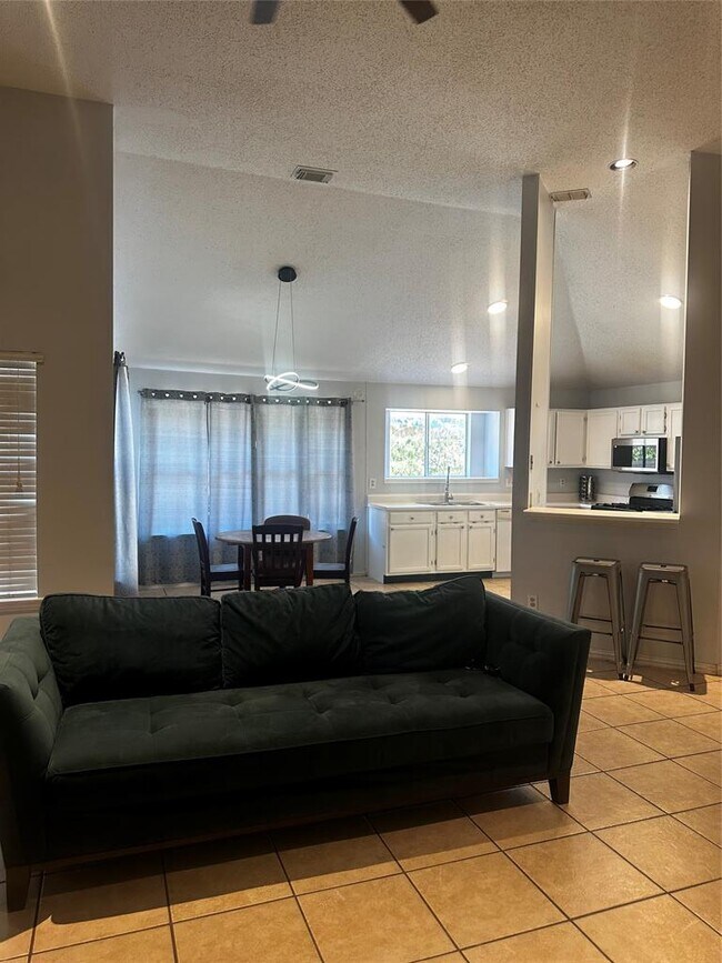 Building Photo - 612 David Curry Dr