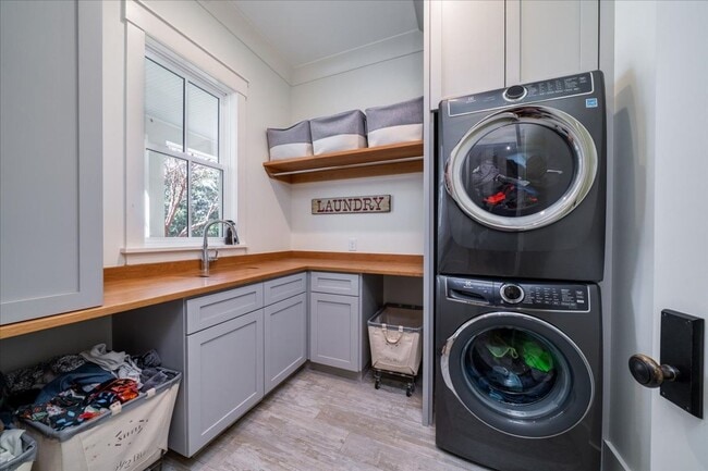 Building Photo - Fully Furnished Home In The Groves