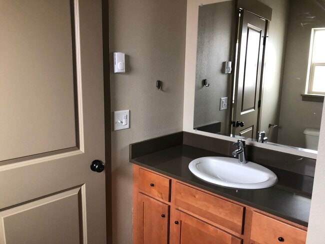 Building Photo - 150 E 15th Ave