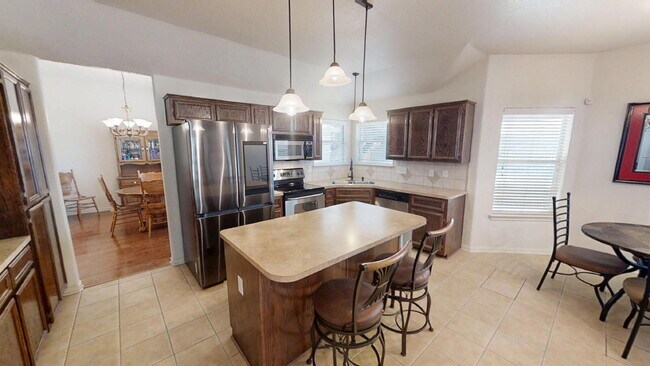 Building Photo - "Spacious 3-Bedroom Retreat with 2 Full Ba...