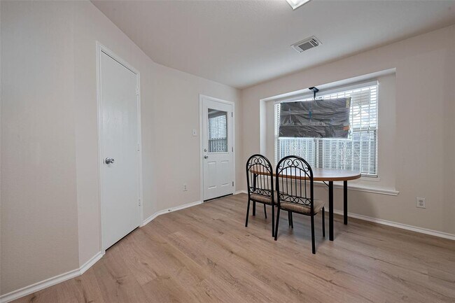 Building Photo - 8435 Westknoll Ln